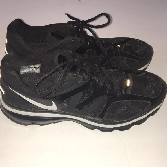 Nike Men’s Airmax Black Athletic Running Shoe 487982-001