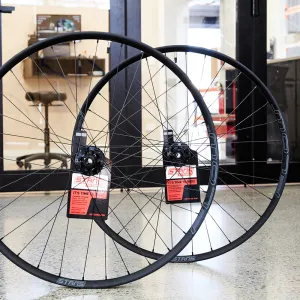 STAN'S NOTUBES FLOW MK4 ON M-PULSE - 29" WHEELSET
