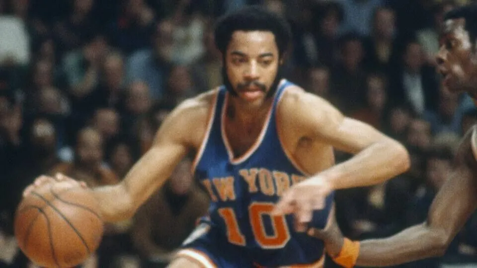 Walt Frazier Signed Wilson NBA Basketball (Beckett) 2xNBA Champion / 1970 & 1973